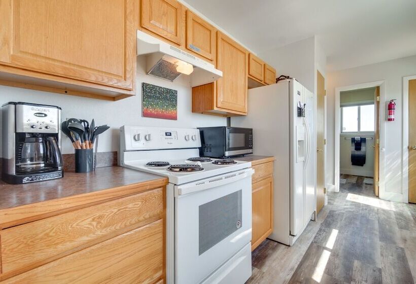 Bright Wyoming Retreat W/ Deck & Mountain Views!