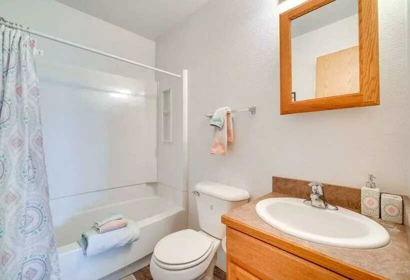 Bright Wyoming Retreat W/ Deck & Mountain Views!