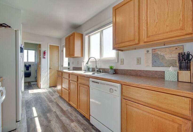 Bright Wyoming Retreat W/ Deck & Mountain Views!