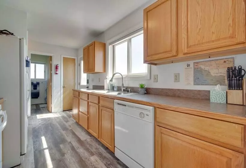 Bright Wyoming Retreat W/ Deck & Mountain Views!