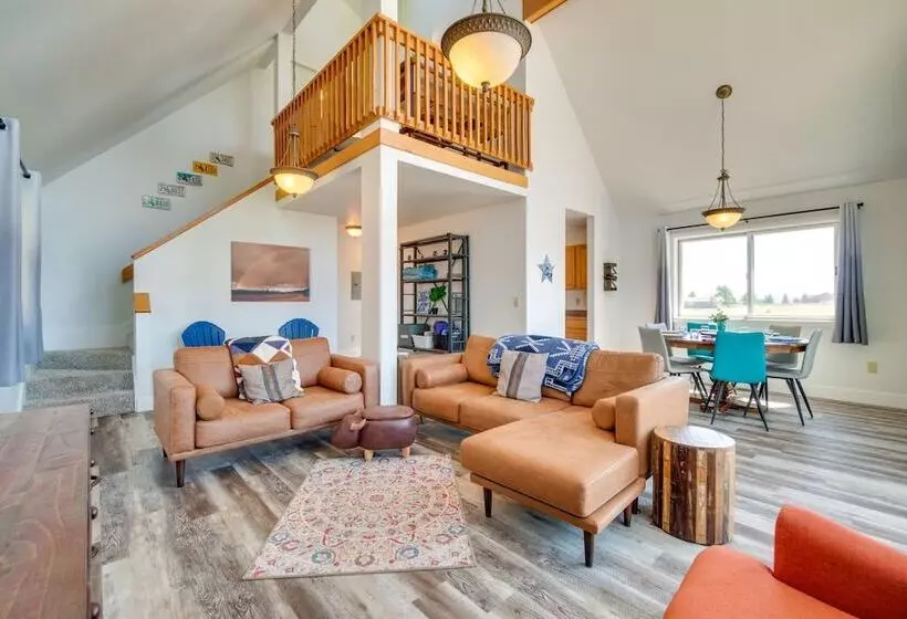 Bright Wyoming Retreat W/ Deck & Mountain Views!