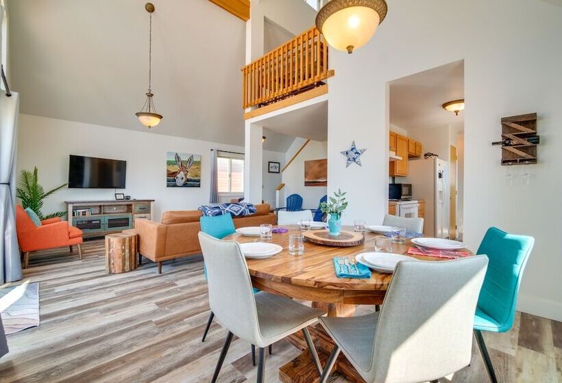 Bright Wyoming Retreat W/ Deck & Mountain Views!