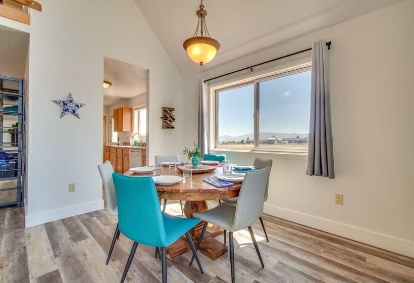 Bright Wyoming Retreat W/ Deck & Mountain Views!