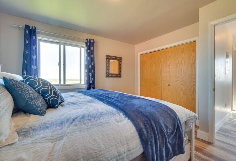 Bright Wyoming Retreat W/ Deck & Mountain Views!