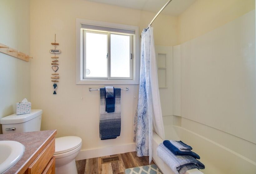 Bright Wyoming Retreat W/ Deck & Mountain Views!