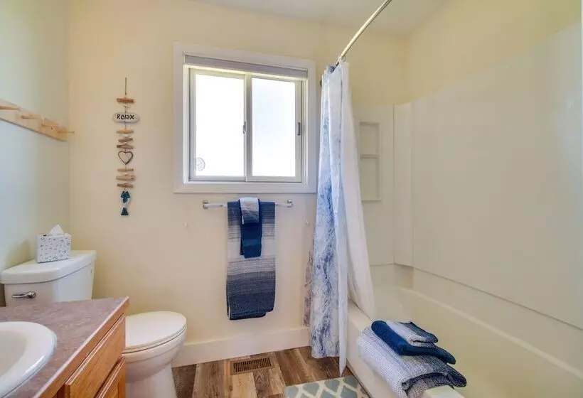 Bright Wyoming Retreat W/ Deck & Mountain Views!