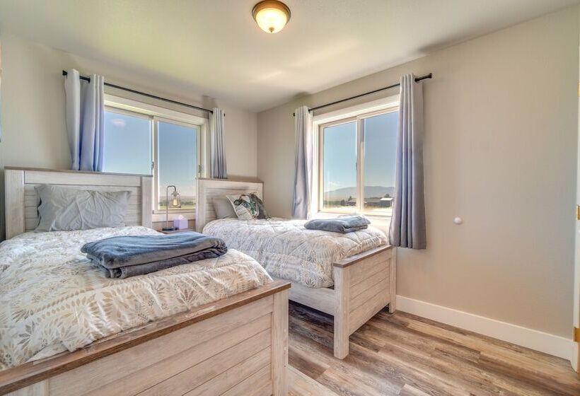 Bright Wyoming Retreat W/ Deck & Mountain Views!