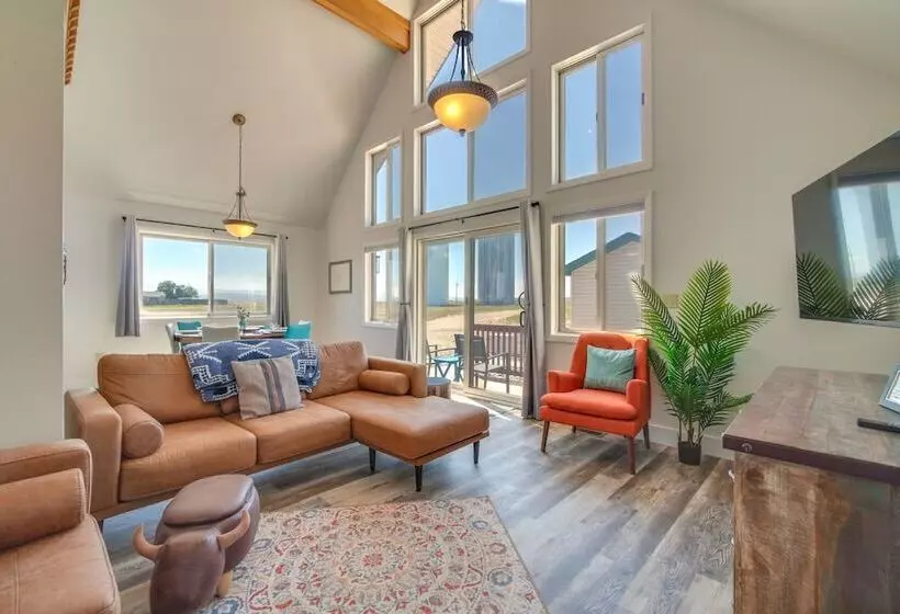 Bright Wyoming Retreat W/ Deck & Mountain Views!