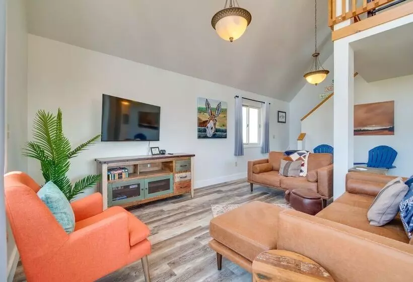 Bright Wyoming Retreat W/ Deck & Mountain Views!