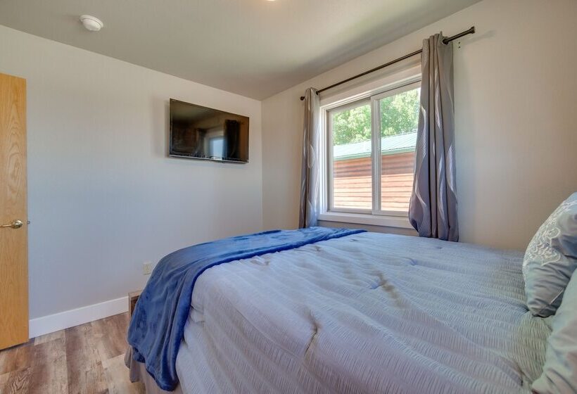 Bright Wyoming Retreat W/ Deck & Mountain Views!