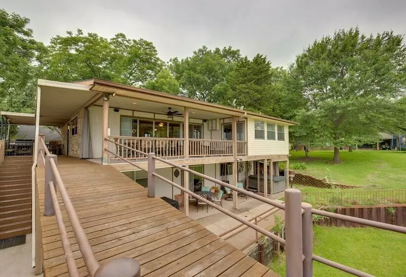 Hot Tub & Private Dock: Cedar Creek Lake House!