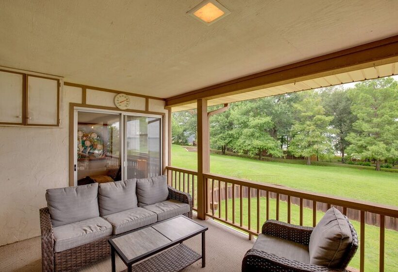 Hot Tub & Private Dock: Cedar Creek Lake House!