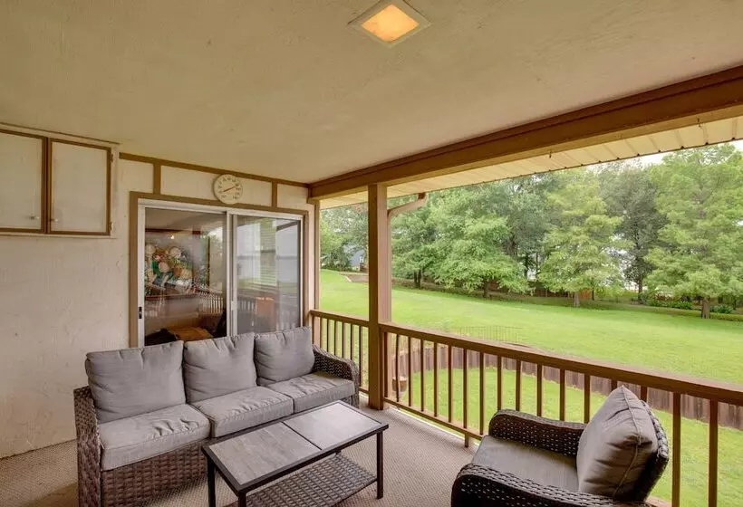 Hot Tub & Private Dock: Cedar Creek Lake House!