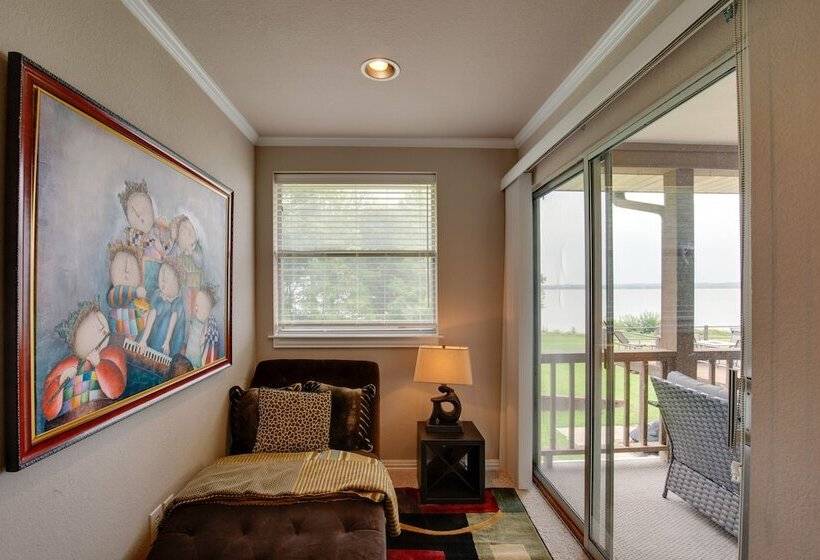 Hot Tub & Private Dock: Cedar Creek Lake House!