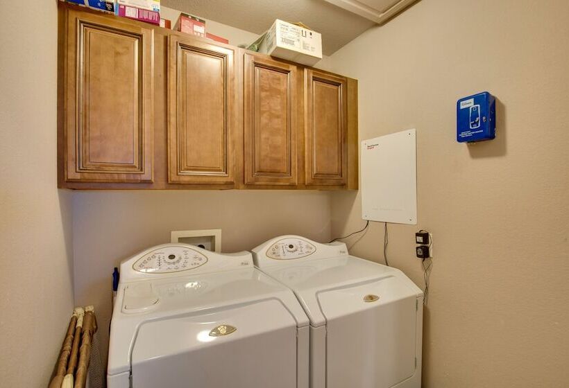 Hot Tub & Private Dock: Cedar Creek Lake House!