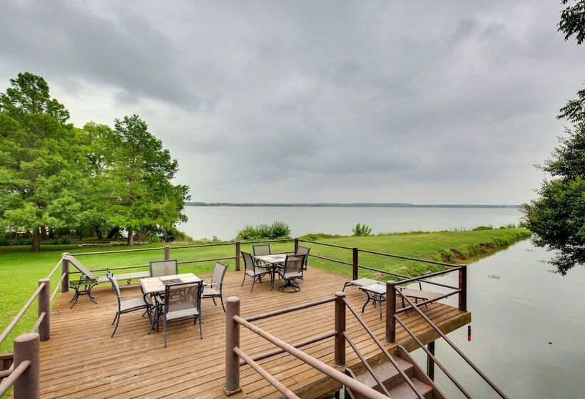 Hot Tub & Private Dock: Cedar Creek Lake House!