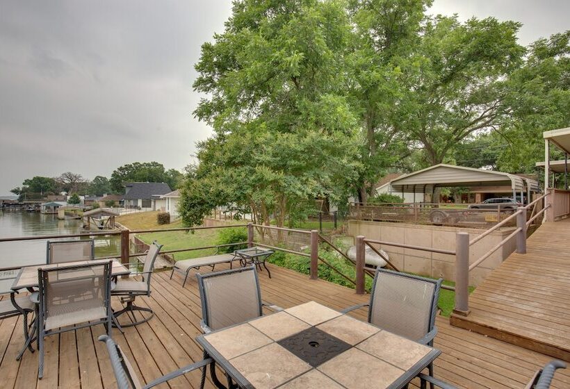 Hot Tub & Private Dock: Cedar Creek Lake House!