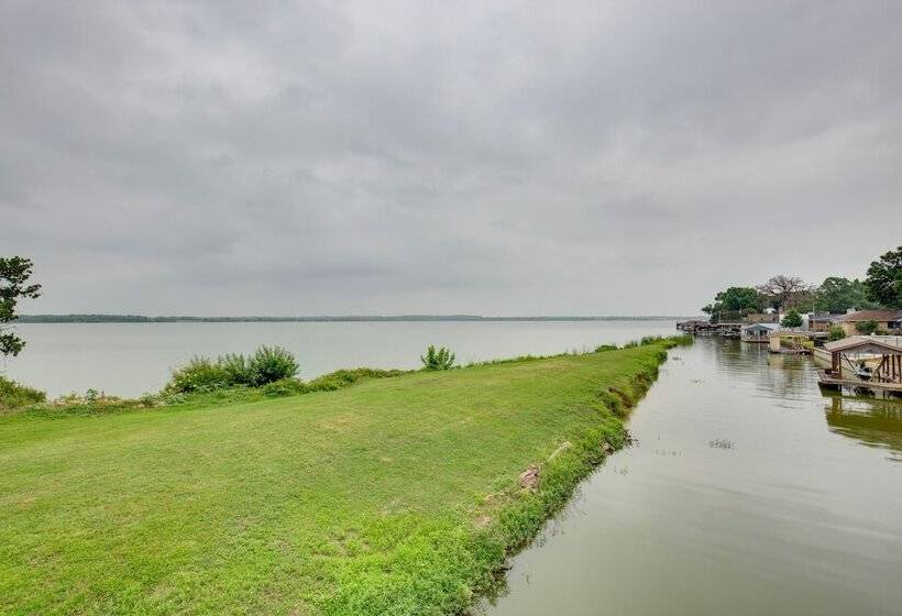 Hot Tub & Private Dock: Cedar Creek Lake House!