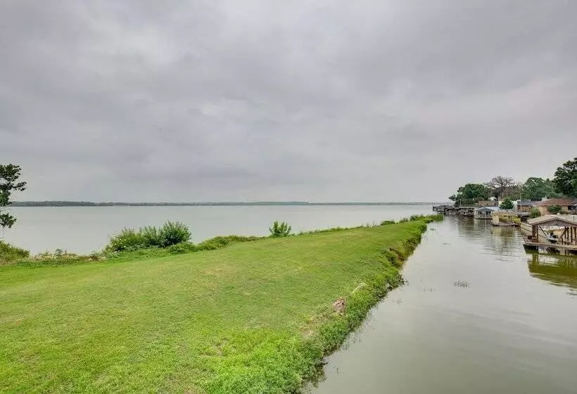 Hot Tub & Private Dock: Cedar Creek Lake House!