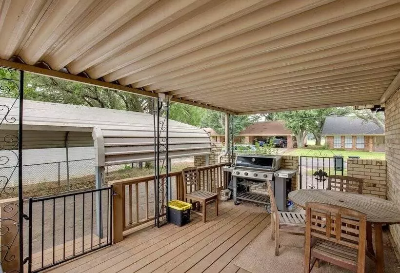 Hot Tub & Private Dock: Cedar Creek Lake House!