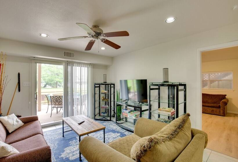 Hot Tub & Private Dock: Cedar Creek Lake House!