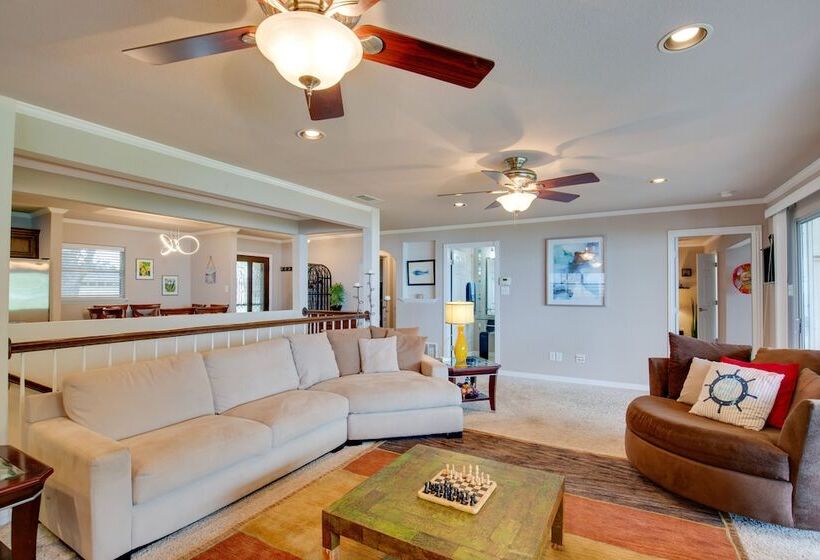 Hot Tub & Private Dock: Cedar Creek Lake House!