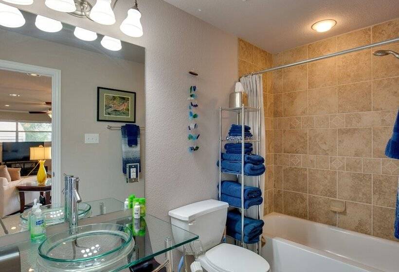 Hot Tub & Private Dock: Cedar Creek Lake House!