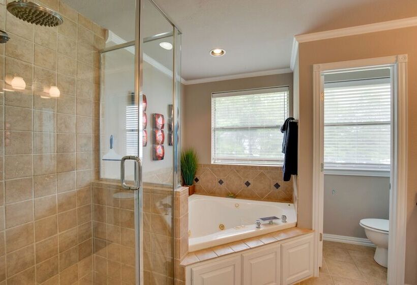 Hot Tub & Private Dock: Cedar Creek Lake House!