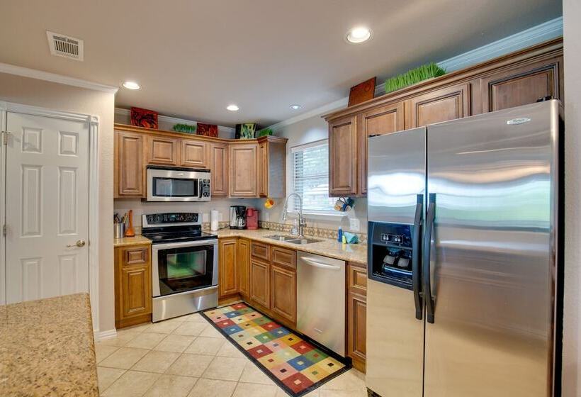 Hot Tub & Private Dock: Cedar Creek Lake House!