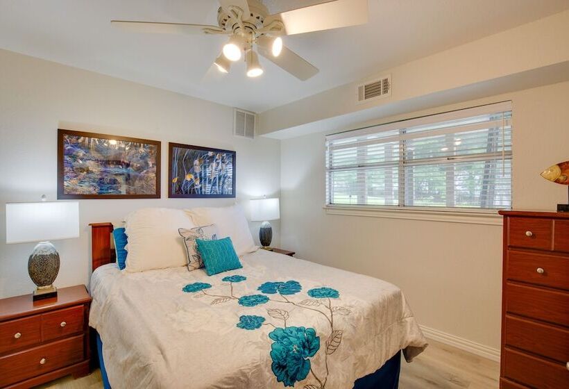 Hot Tub & Private Dock: Cedar Creek Lake House!