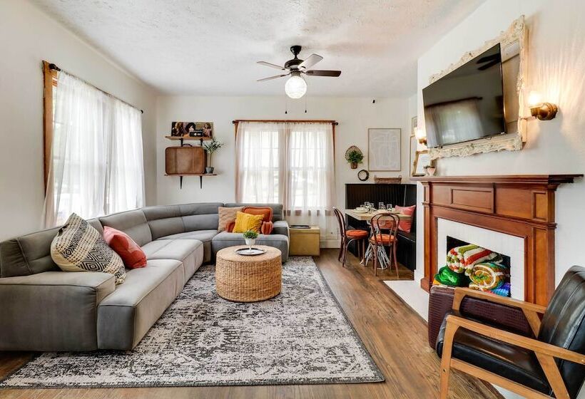 Charming Edwardsville Home: Walk To Downtown!