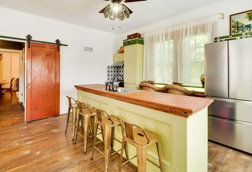 Charming Edwardsville Home: Walk To Downtown!