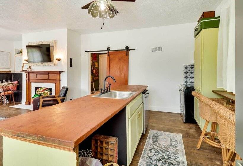 Charming Edwardsville Home: Walk To Downtown!