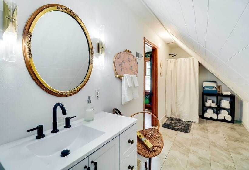 Charming Edwardsville Home: Walk To Downtown!