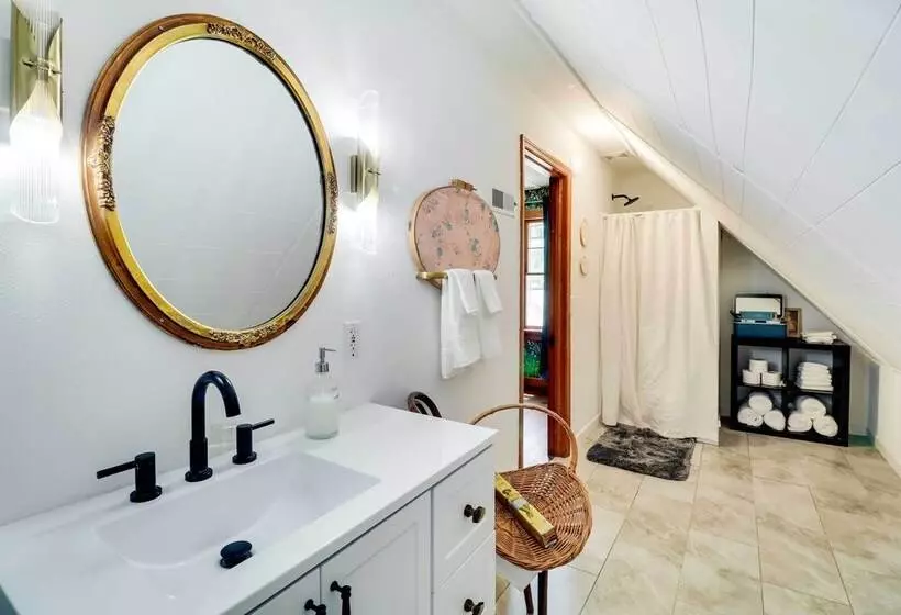 Charming Edwardsville Home: Walk To Downtown!