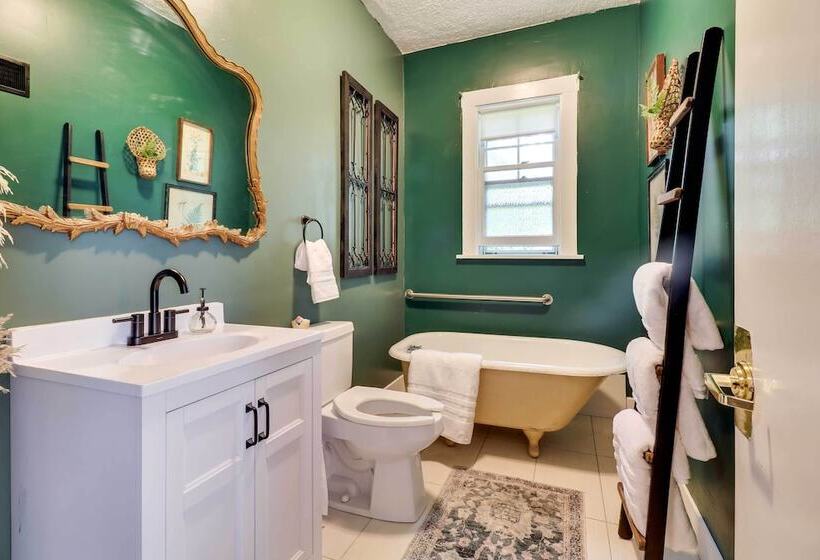 Charming Edwardsville Home: Walk To Downtown!