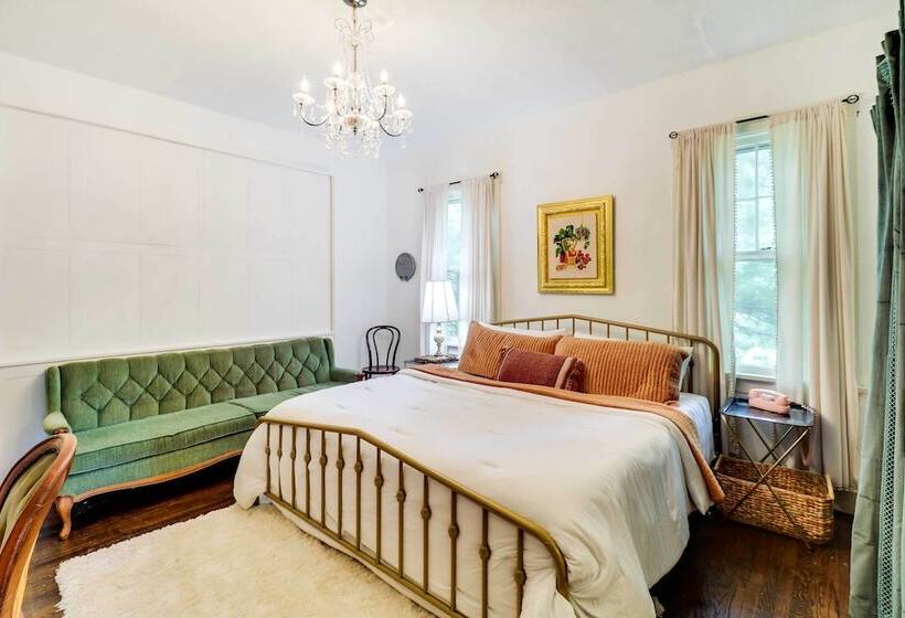 Charming Edwardsville Home: Walk To Downtown!