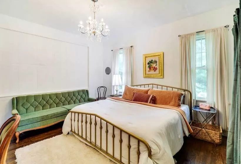 Charming Edwardsville Home: Walk To Downtown!