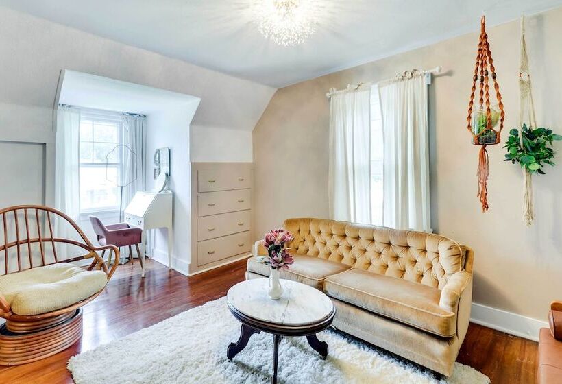 Charming Edwardsville Home: Walk To Downtown!