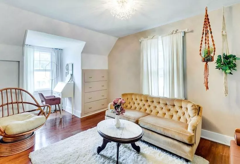 Charming Edwardsville Home: Walk To Downtown!