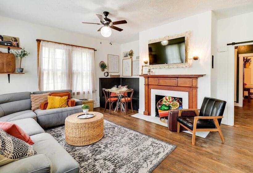 Charming Edwardsville Home: Walk To Downtown!