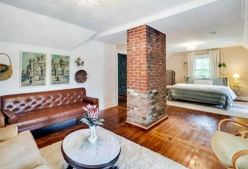 Charming Edwardsville Home: Walk To Downtown!