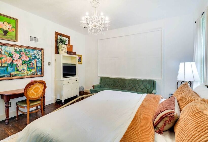 Charming Edwardsville Home: Walk To Downtown!