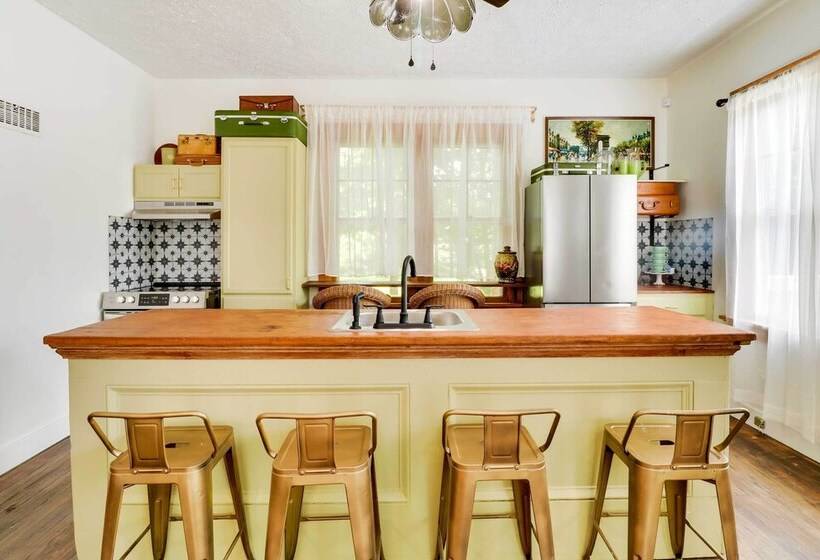 Charming Edwardsville Home: Walk To Downtown!