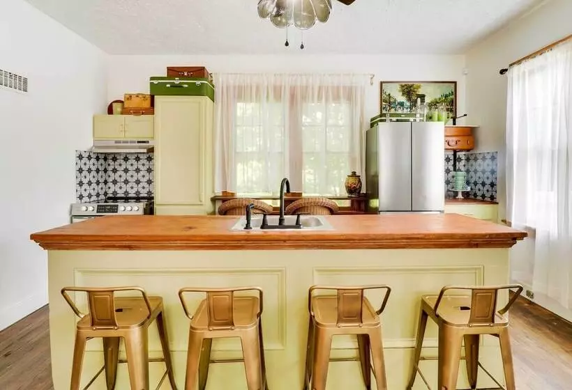 Charming Edwardsville Home: Walk To Downtown!