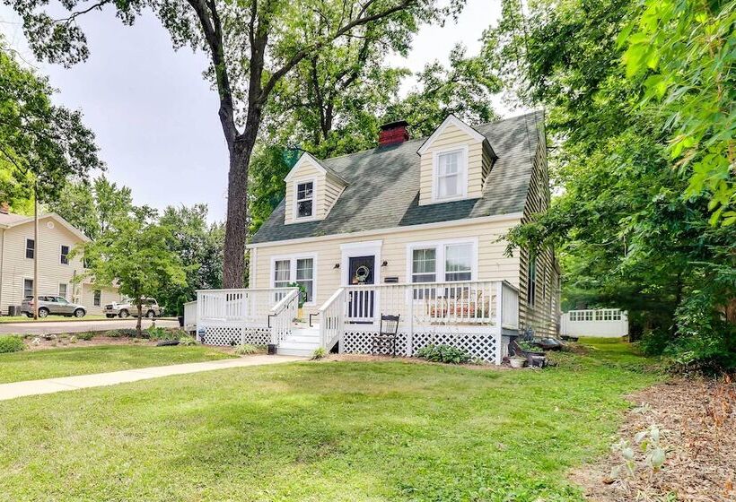 Charming Edwardsville Home: Walk To Downtown!