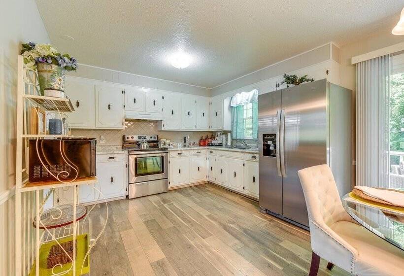 Charming Jonesville Home W/ Grill Near Wineries!