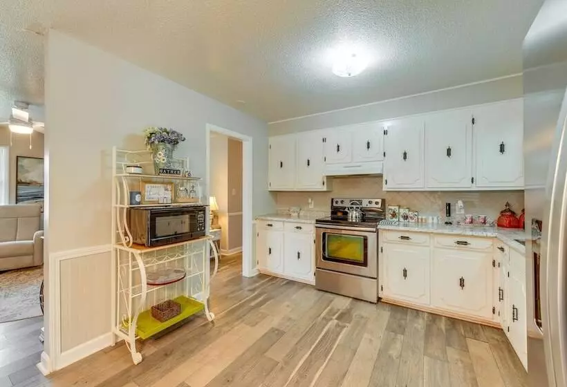 Charming Jonesville Home W/ Grill   Near Wineries!