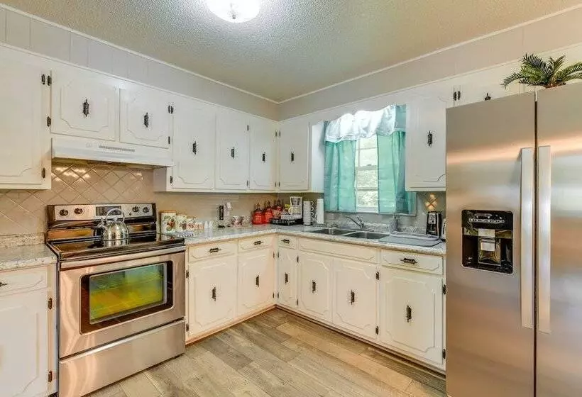 Charming Jonesville Home W/ Grill   Near Wineries!