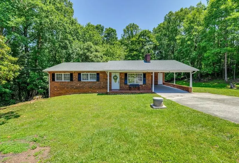 Charming Jonesville Home W/ Grill   Near Wineries!